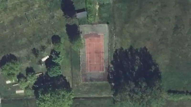 Vue aérienne du court de tennis : Etang de Loisirs de Tamnies