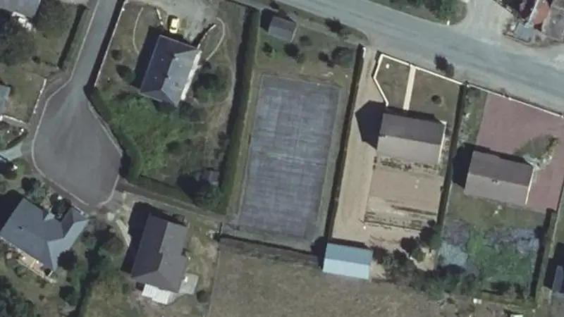 Vue aérienne du court de tennis : Terrain de sports d'Izé