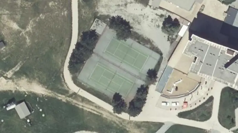 Vue aérienne des courts de tennis : Superdevoluy Front de Neige