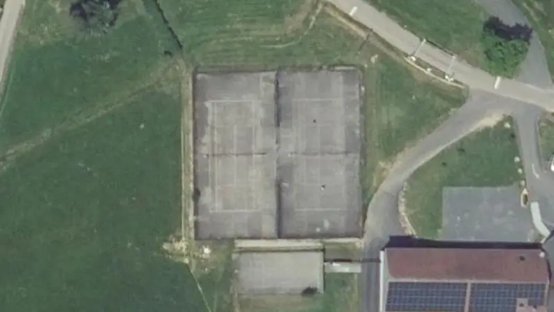 Vue aérienne des courts de tennis : Zone de loisirs de Langatte