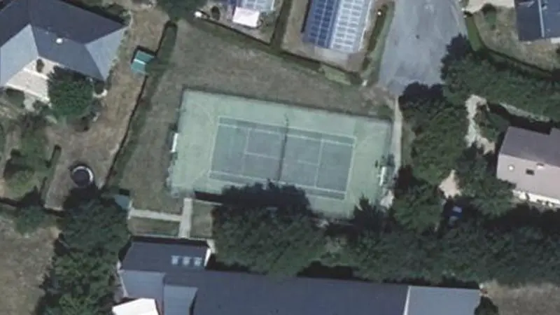 Vue aérienne du court de tennis : Complexe sportif de Salmiech