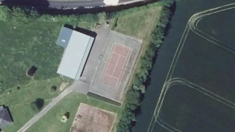 Vue aérienne du court de tennis : Aire de loisirs de Tréprel