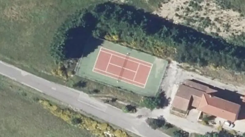 Vue aérienne du court de tennis : Terrain de tennis de Comps