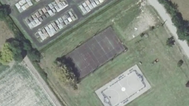 Vue aérienne du court de tennis : Terrain de Sport de Belfort-du-Quercy