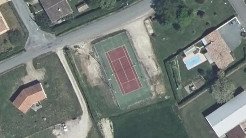 Vue aérienne du court de tennis : Terrain de tennis de Poussignac