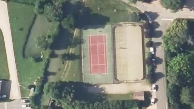 Vue aérienne du court de tennis : Terrain Multisports d'Azé