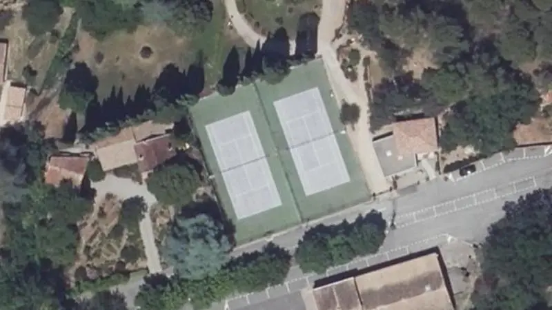Vue aérienne des courts de tennis : Tennis Club de Villecroze