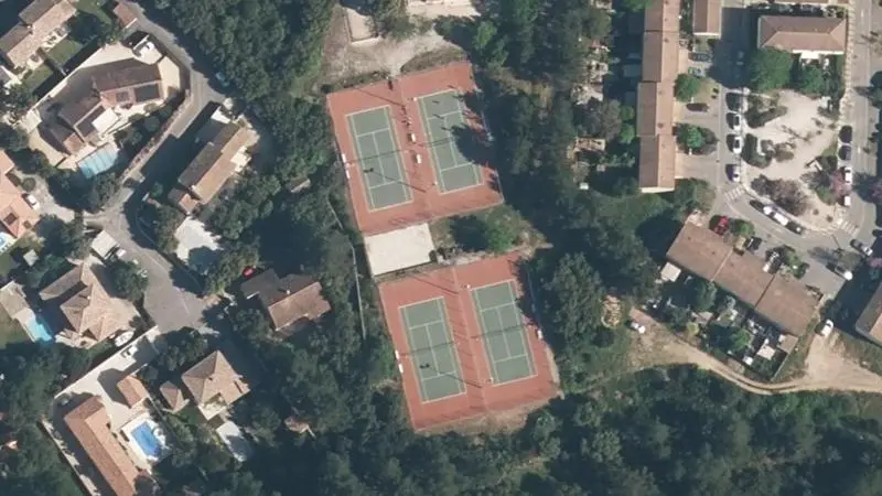 Vue aérienne des courts de tennis : Terrains de tennis de Grans