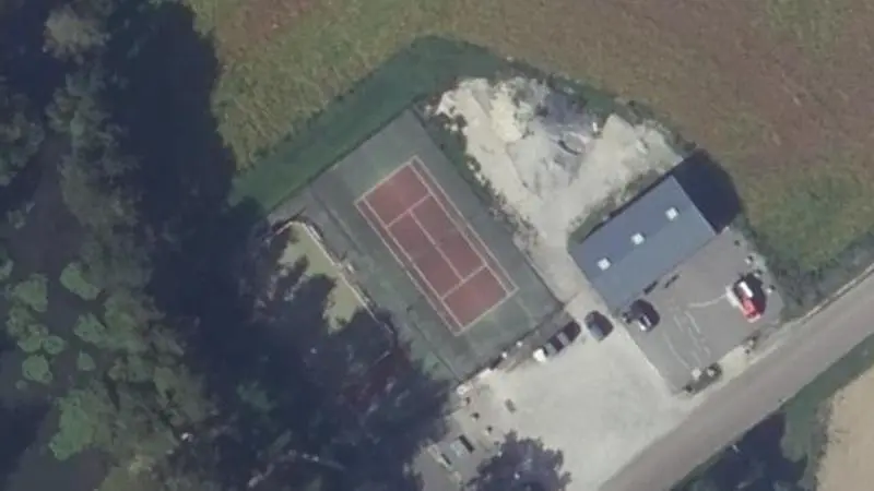 Vue aérienne du court de tennis : Terrain de tennis et agorespace