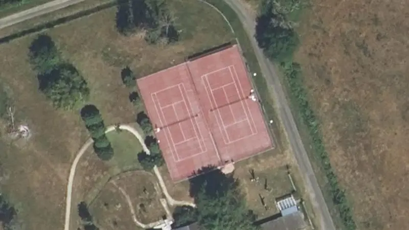Vue aérienne des courts de tennis : Courts de tennis Morannes