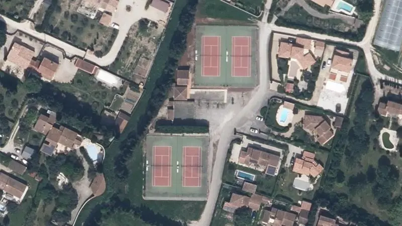 Vue aérienne des courts de tennis : Tennis club de Graveson