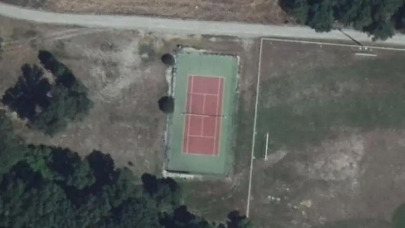Vue aérienne du court de tennis : Terrain de tennis de Mallemoisson