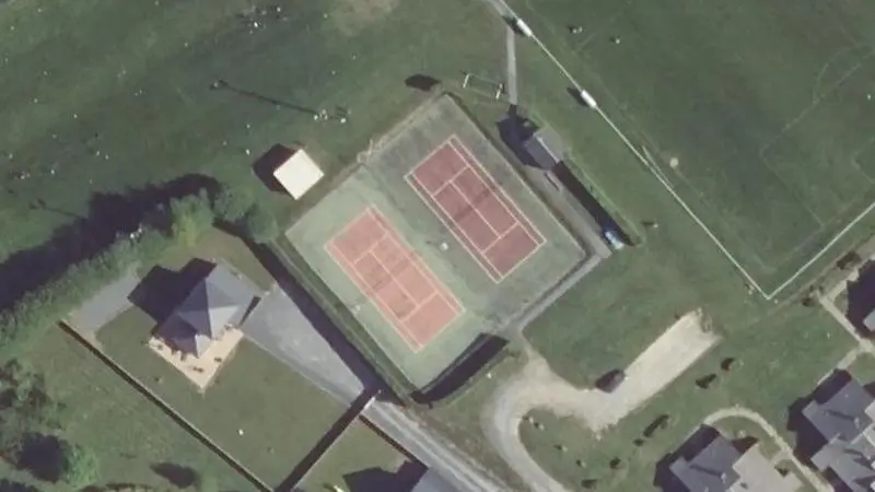 Vue aérienne des courts de tennis : Complexe sportif de Roncey