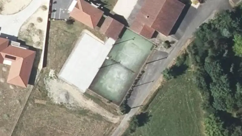 Vue aérienne du court de tennis : Foyer rural