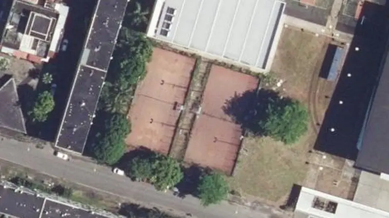 Vue aérienne des courts de tennis : Centre d'animation culturel de bergevin