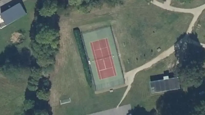 Vue aérienne du court de tennis : Terrain Multisports de Teillay