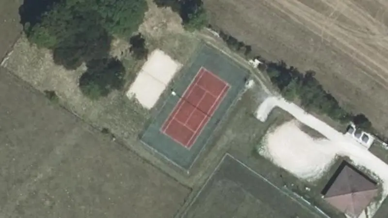 Vue aérienne du court de tennis : Terrain de tennis de Leffonds