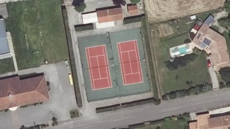 Vue aérienne des courts de tennis : Tennis Club Belpech