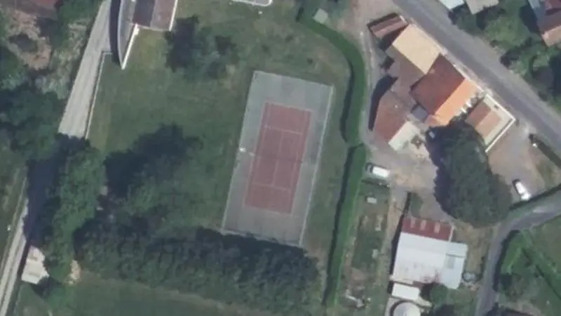 Vue aérienne du court de tennis : Stade de Queaux
