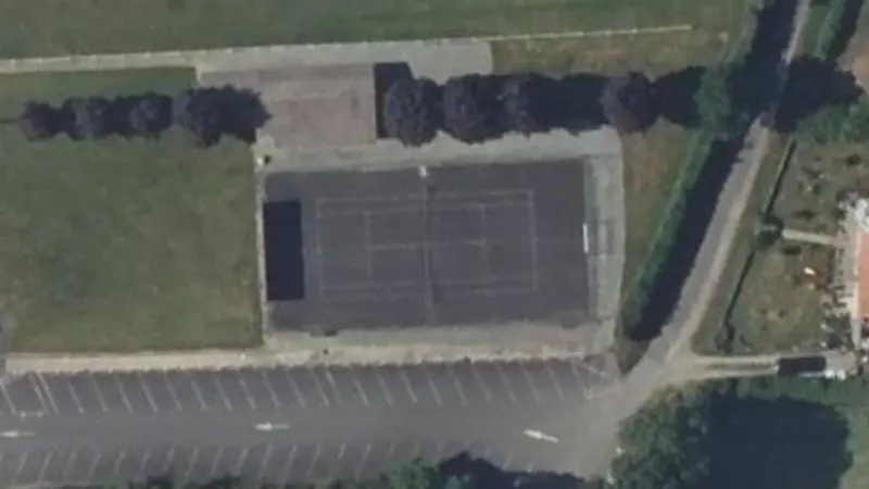 Vue aérienne du court de tennis : Stade de Menomblet