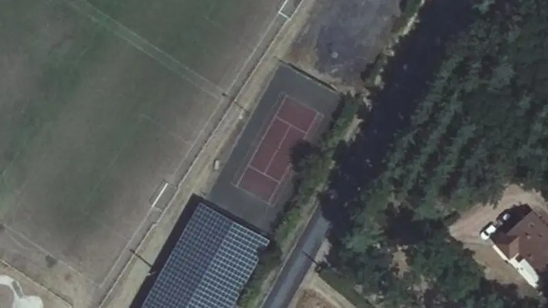Vue aérienne du court de tennis : Stade de Challes