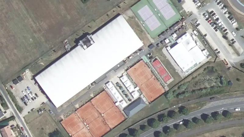 Vue aérienne des courts de tennis : Association Amicale de la Jeunesse Blésoise