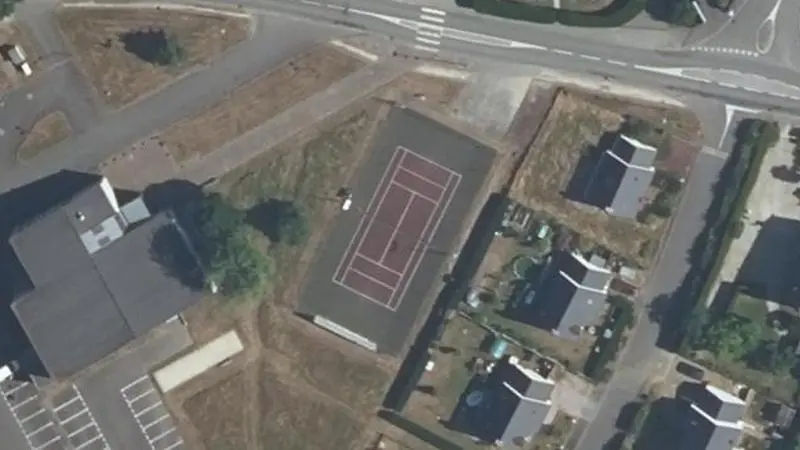 Vue aérienne du court de tennis : Terrain de tennis d'Évran, rue de Haute Rive