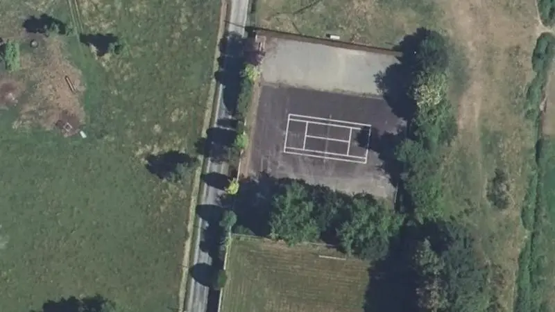 Vue aérienne du court de tennis : Complexe sportif de Mantilly