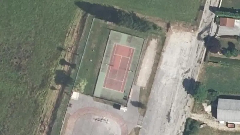 Vue aérienne du court de tennis : Espace Multi-Activites La Grande Sauge