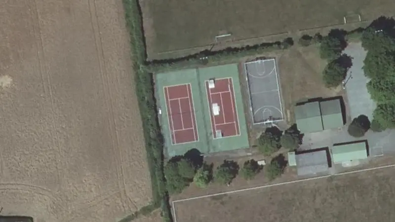 Vue aérienne du court de tennis : Stade municipal de Champfleur