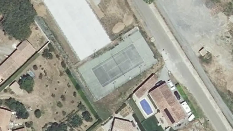 Vue aérienne du court de tennis : Terrain de tennis de Preixan