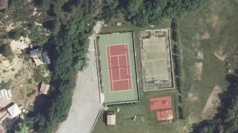 Vue aérienne du court de tennis : Terrain Multisports de La Martre