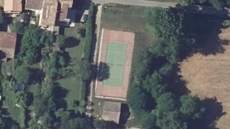 Vue aérienne du court de tennis : Terrain de tennis de Manses