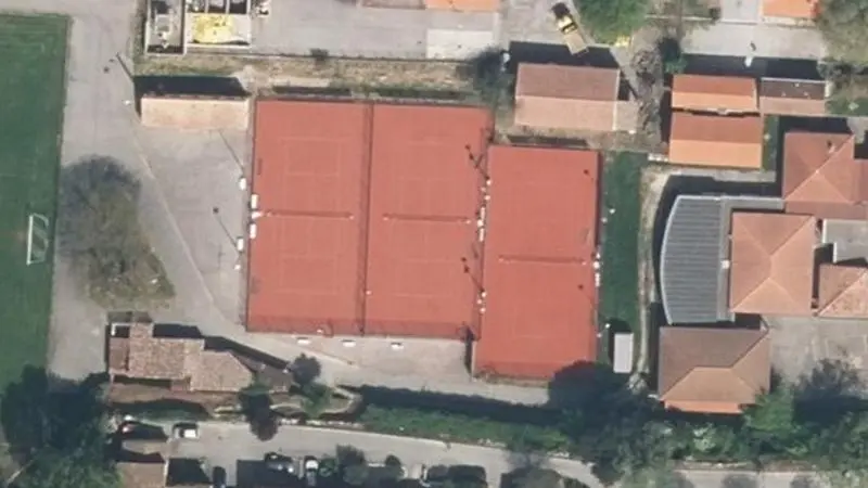 Vue aérienne des courts de tennis : Complexe Sportif de Jouques
