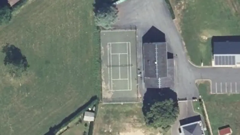 Vue aérienne du court de tennis : Salle Polyvalente de Beyssac