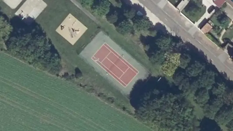 Vue aérienne du court de tennis : Plateau sportif Challanges