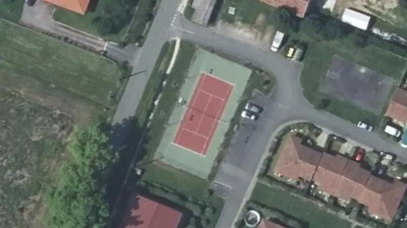 Vue aérienne du court de tennis : Salle des Sports de Barran