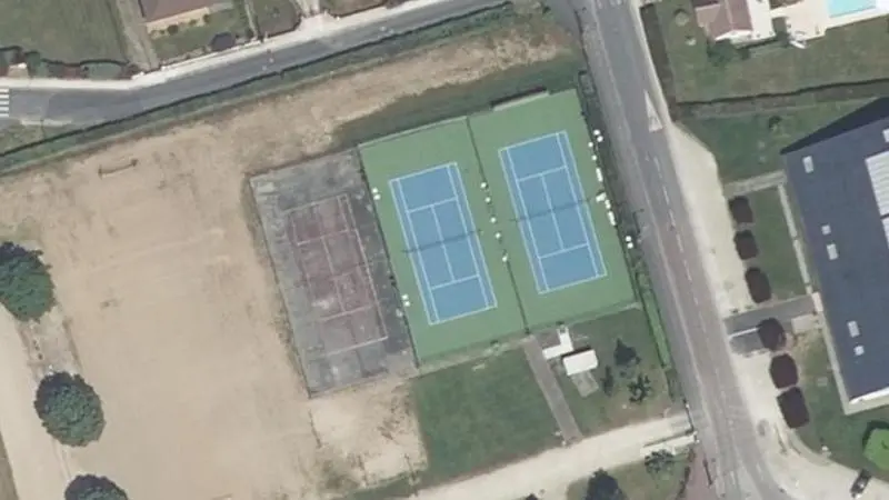 Vue aérienne des courts de tennis : Stade de Lorris
