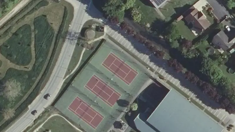 Vue aérienne des courts de tennis : Stade de Sarry