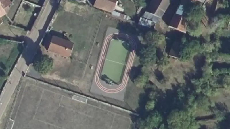 Vue aérienne du court de tennis : Ensemble sportif de Tannay