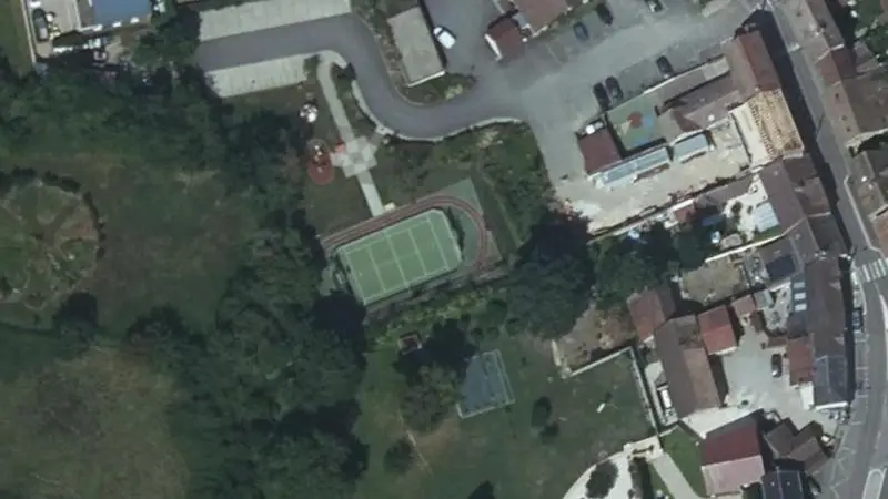 Vue aérienne du court de tennis : Terrain de tennis de Blaru