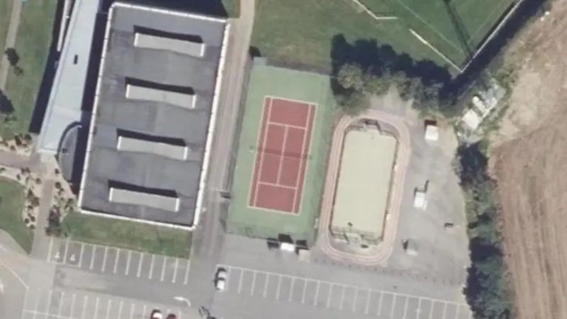 Vue aérienne du court de tennis : Complexe Sportif de Plomodiern