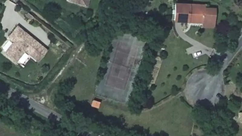 Vue aérienne du court de tennis : Terrain de tennis de Touget