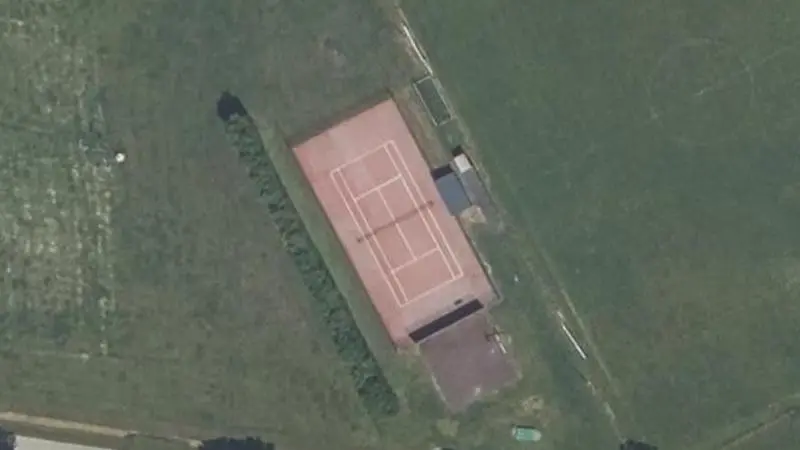 Vue aérienne du court de tennis : Stade Municipal d'Angrie