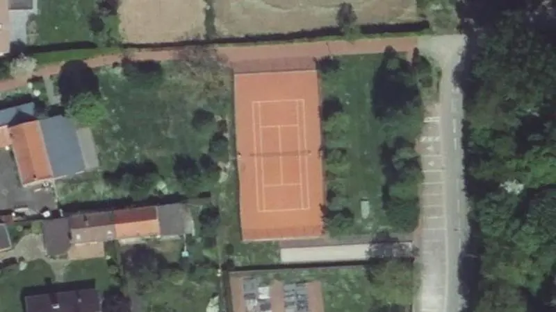 Vue aérienne du court de tennis : Court de tennis non couvert et boulodrome