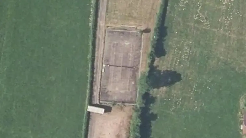 Vue aérienne du court de tennis : Stade de Poisson