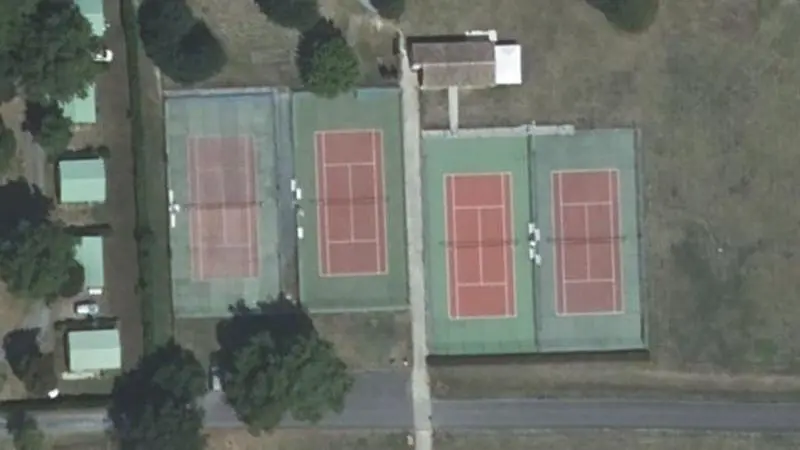 Vue aérienne des courts de tennis : Aire de Loisirs Logis de Sorlut