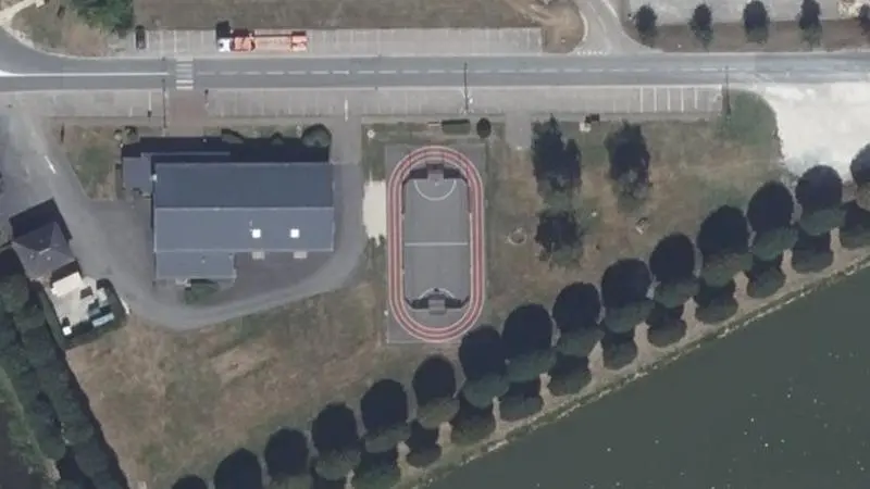 Vue aérienne du court de tennis : Court de Tennis + Petanque