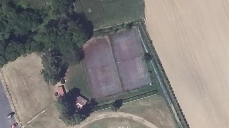Vue aérienne des courts de tennis : Le Complexe Sportif de Cherisy