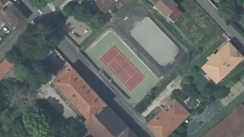 Vue aérienne du court de tennis : Terrain de tennis de Beaumarchés